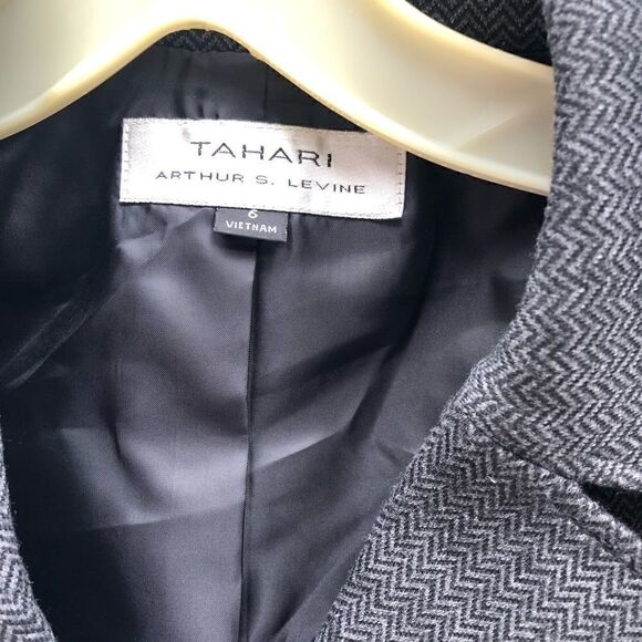 Beautiful soft Tahari jacket - Picture 3 of 6